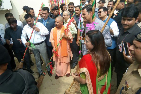 UP CM Yogi Adityanath with Bollywood celebs Akshay Kumar and Bhumi Pednekar