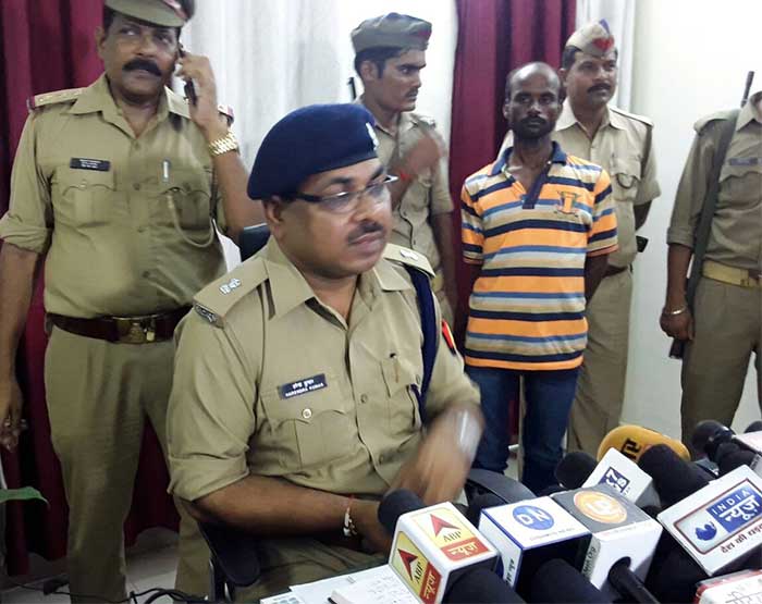 पुलिस की गिरफ्त में आरोपी