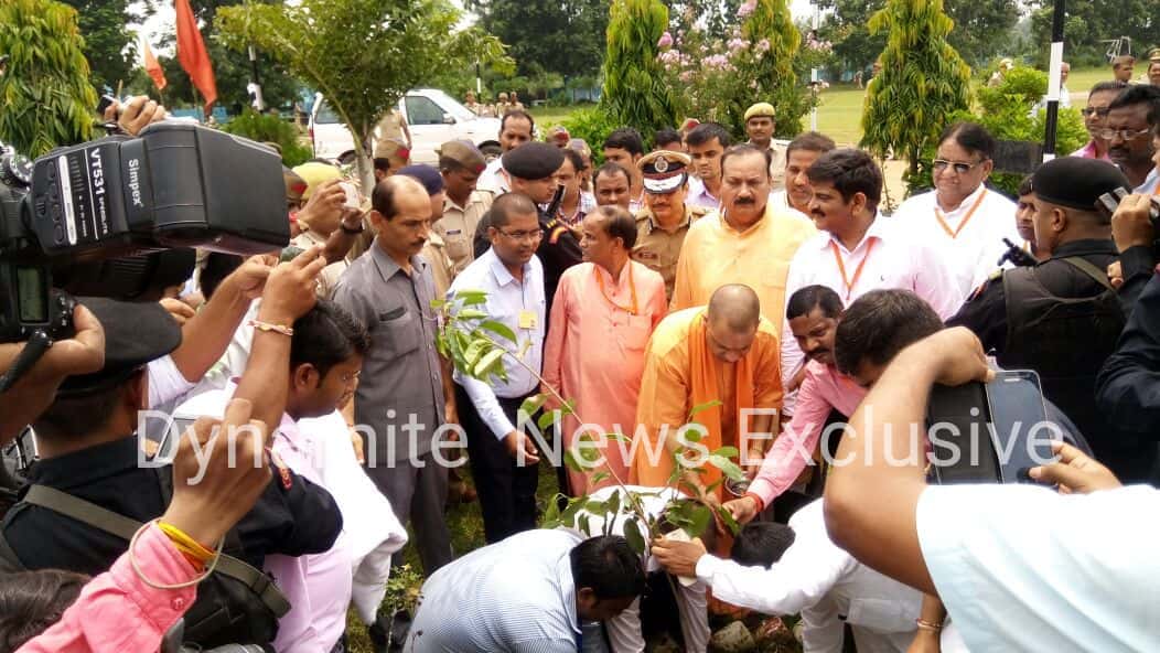 चेहरी हेलीपैड पर उतरते हुए मुख्यमंत्री योगी