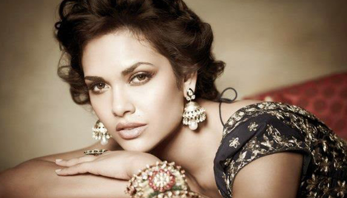 Esha Gupta goes nude for photoshoot 