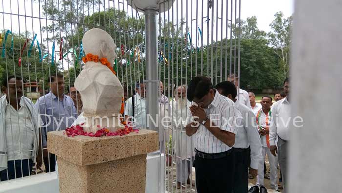 राष्ट्रपिता को श्रद्धांजलि देते फतेहपुर डीएम