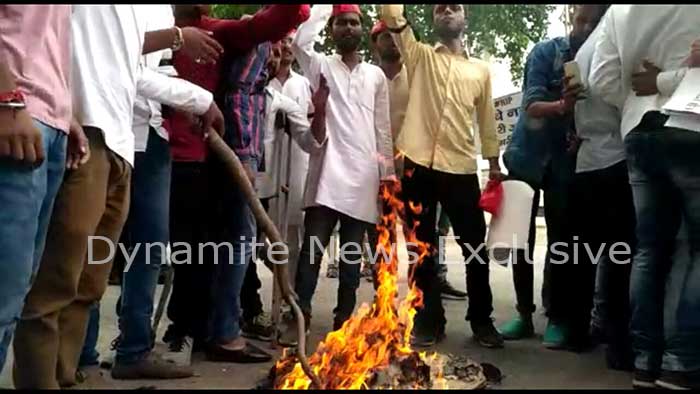  स्वास्थ्य मंत्री सिद्धार्थ नाथ सिंह का फूतला फूंकते सपा कार्यकर्ता