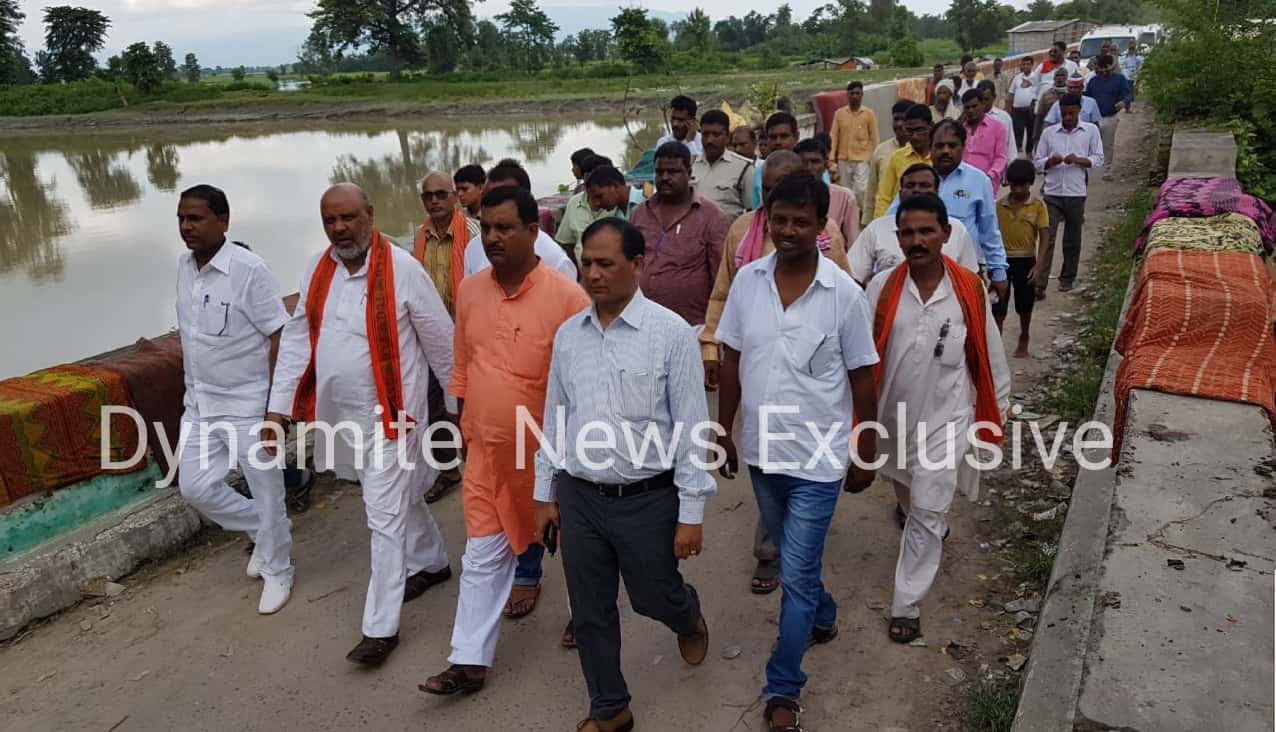 बाढ़ प्रभावित गांवो का दौरा करते भाजपा विधायक प्रेमसागर पटेल 