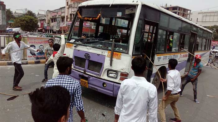 इलाहाबाद में प्रदर्शन करते सपा कार्यकर्ता