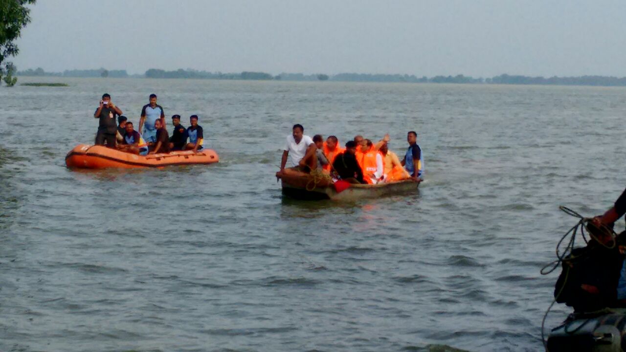 शुक्रवार को सिद्दार्थनगर के बाढ़ग्रस्त इलाकों का दौरा करते सीएम