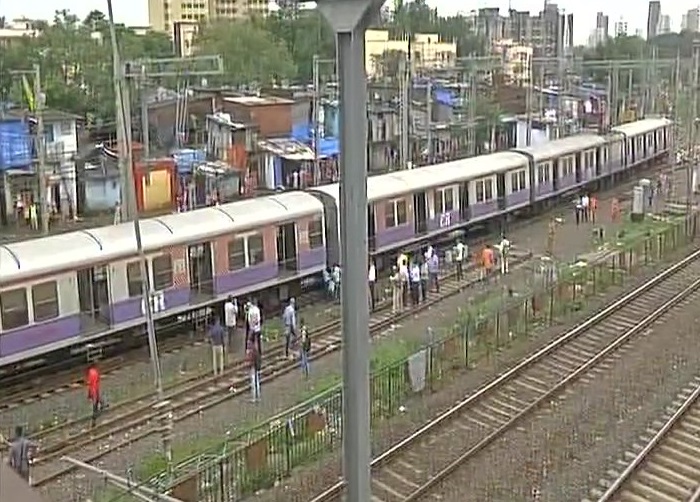  Four front coaches of Suburban CST-Andheri local train derailed 