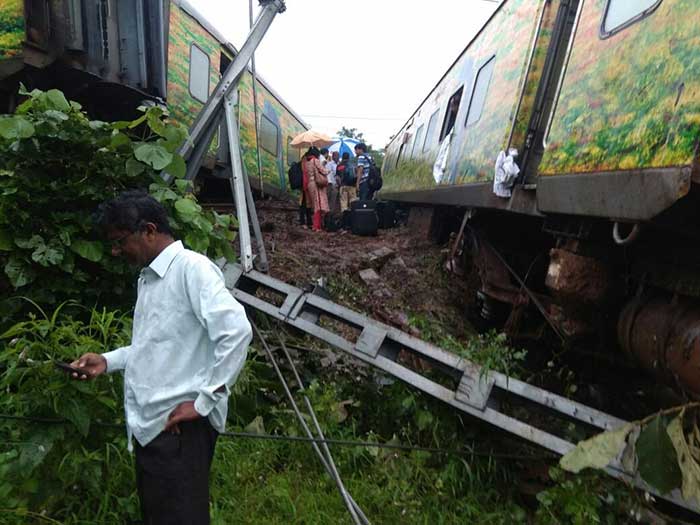 दुरंतो एक्सप्रेस के 7  डिब्बे पटरी से उतरे