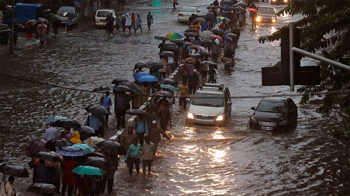 बारिश में फंसे लोग