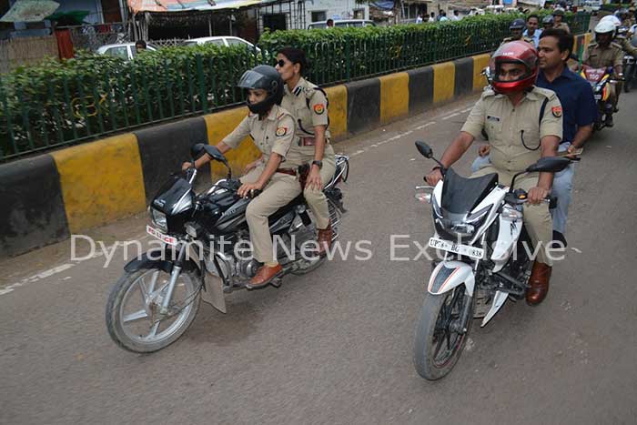 बाईक से रूट मार्च करते डीएम सुरेंद्र सिंह और डीआईजी सोनिया सिंह