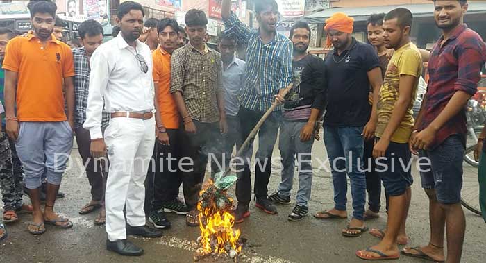 प्रदर्शन करते बजरंग दल के कार्यकर्ता