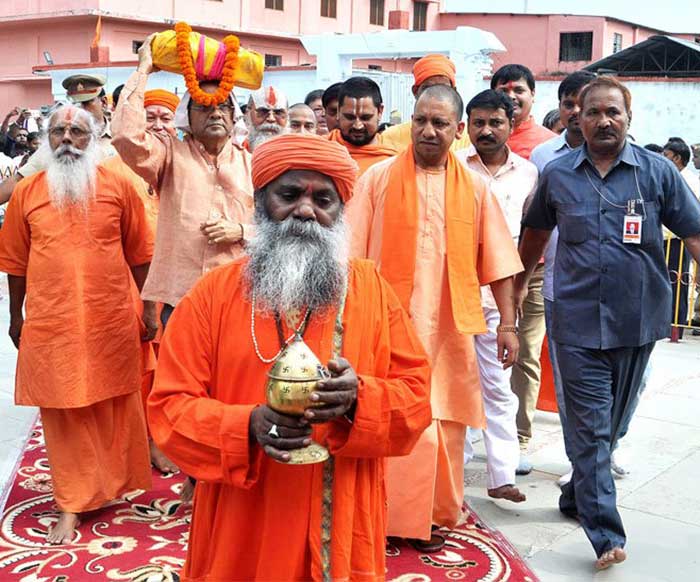 श्री गोरखनाथ मन्दिर में श्रीमद्भागवत शोभायात्रा में सीएम योगी व अन्य महंत