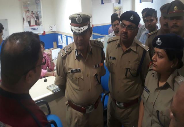 मामले की जांच करती पुलिस