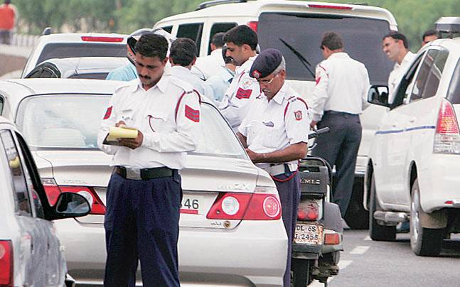 चालान काटती ट्रैफिक पुलिस (फाइल फोटो)