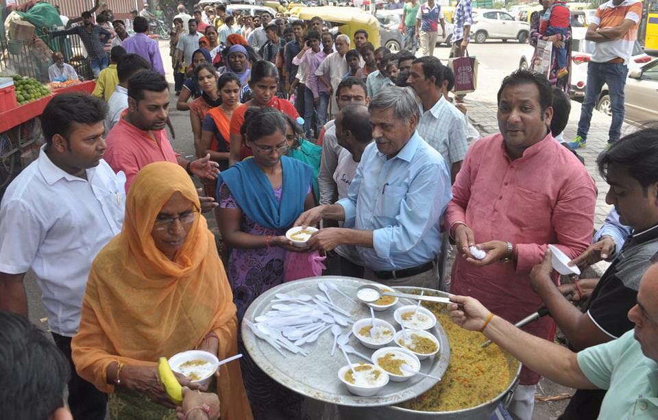 गरीबों को भोजन बांटते उपाध्यक्ष दीपक तंवर