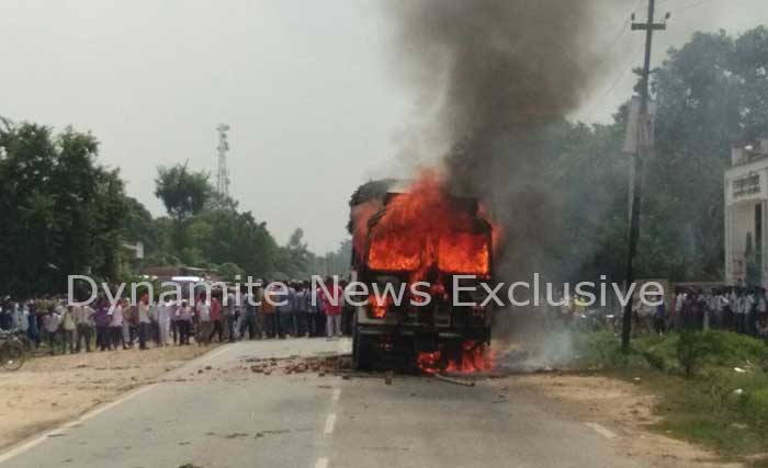 छात्रों ने ट्रक को फूंका