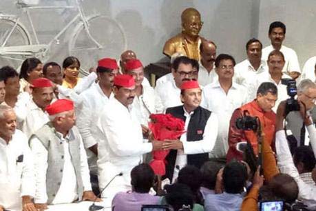 Akhilesh Yadav welcomes Indrajeet Saroj  in the party 