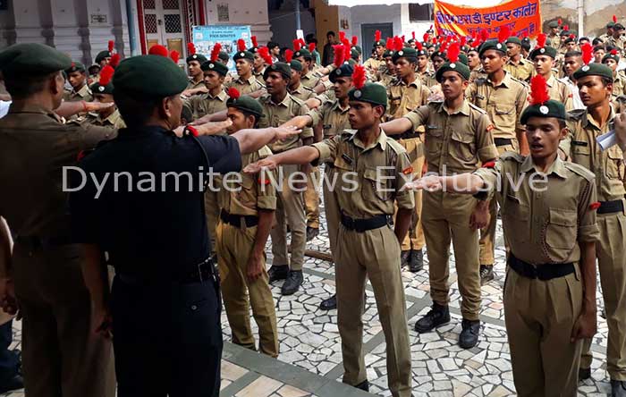 स्वच्छता की शपथ लेते एनसीसी कैडेट्स 