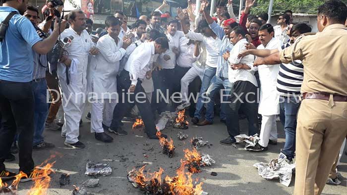 पूतला फूंकते सपा कार्यकर्ता