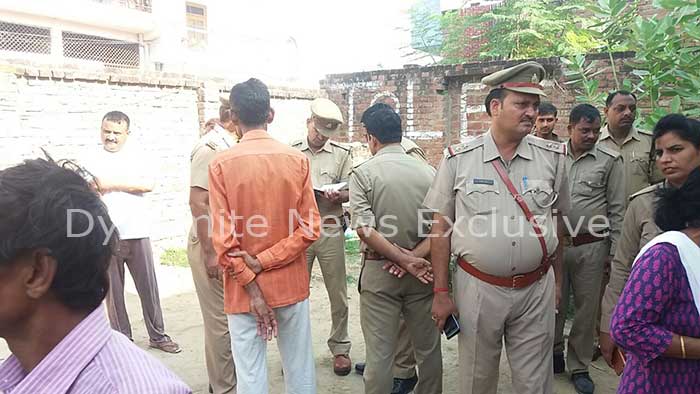 घटना स्थल पर मौजूद पुलिसकर्मी