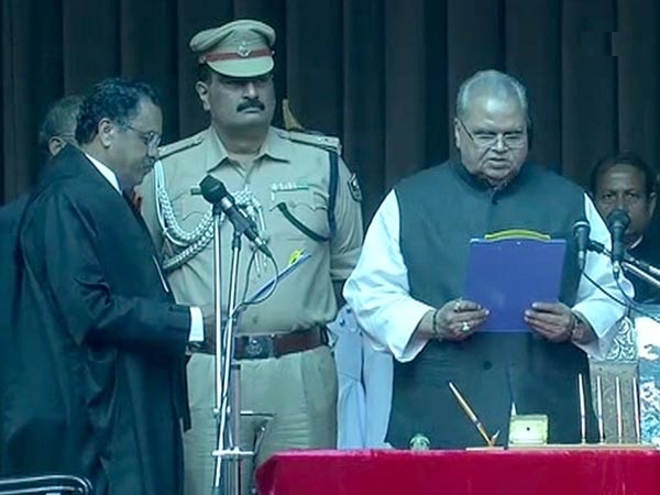 Satya Pal Malik taking oath as Bihar Governor