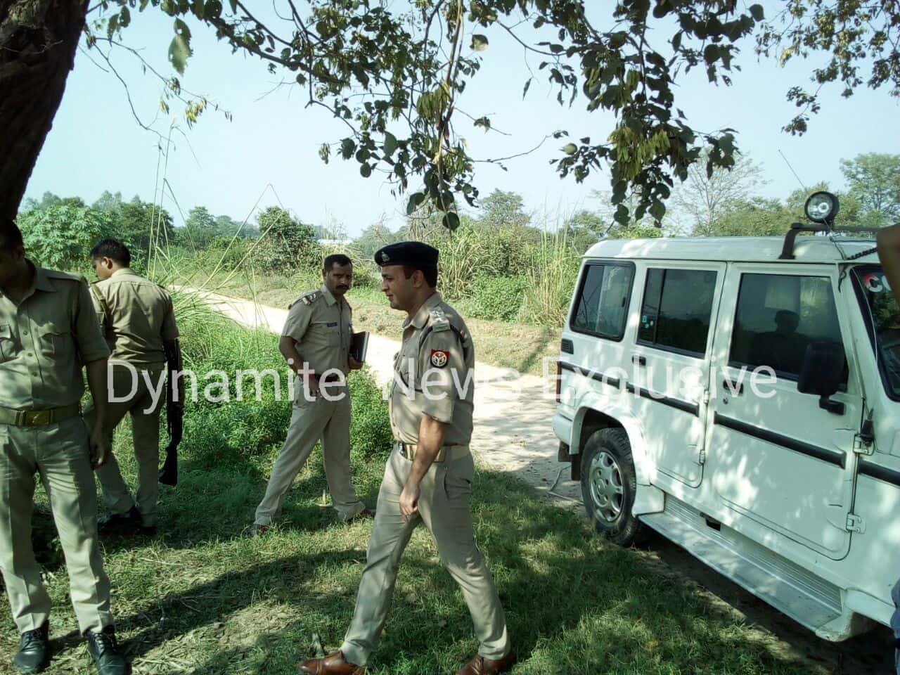 घटनास्थल पर मौजूद पुलिस कर्मी 