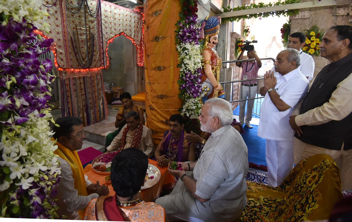 PM Modi offer prayers and attend a special prayer at the Dwarikadheesh Temple