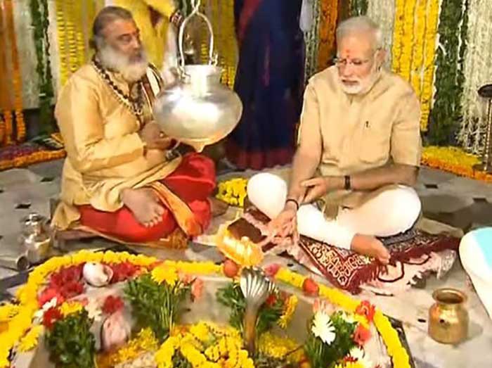 अपनी कुलदेवी के हटकेश्‍वर मंदिर में पूजा अर्चना करते पीएम मोदी