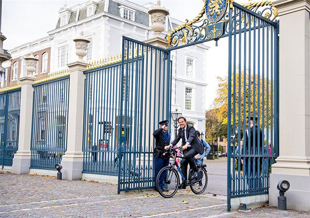  Dutch Prime Minister Mark Rutte went on a bicycle to meet the King 