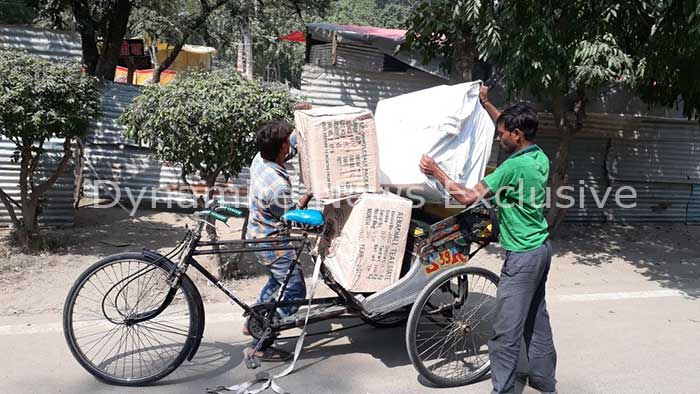 नई जगह जाते पटाखा व्यापारी