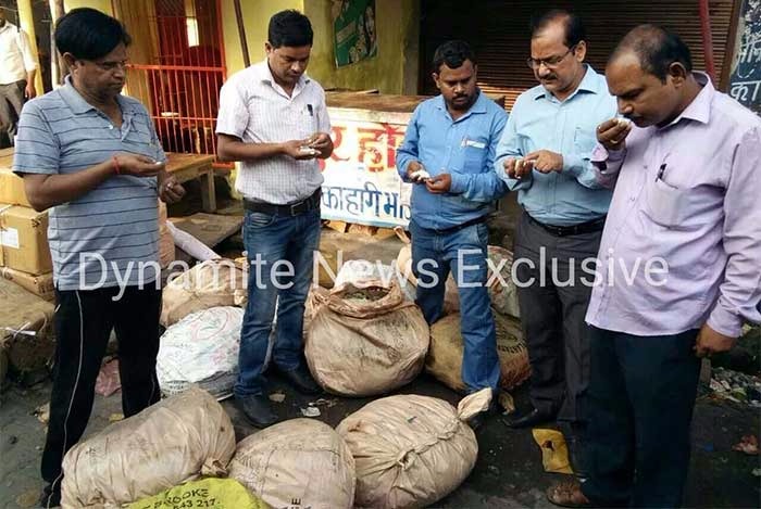  स्टेशन से बरामद मावा व अन्य सामाग्री की जांच करते अधिकारी