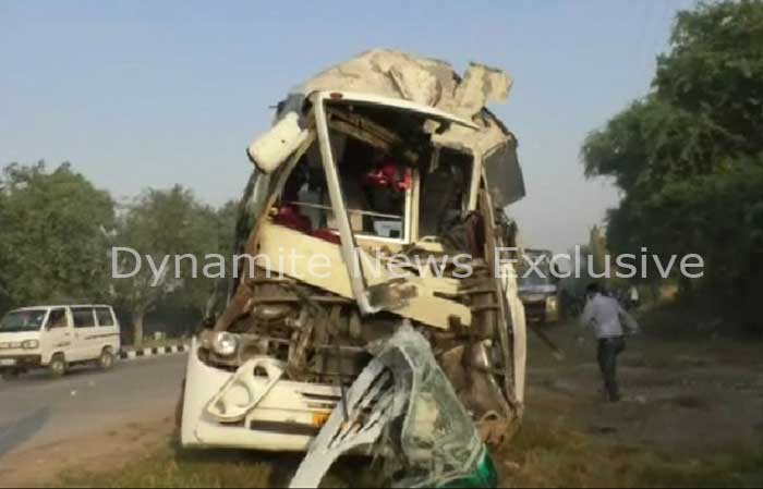 टक्कर के बाद क्षतिग्रस्त बस