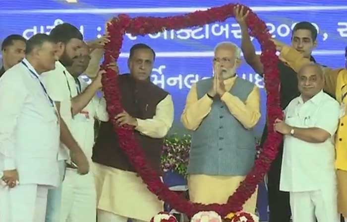 गुजरात दौरे पर पीएम मोदी का भव्य स्वागत