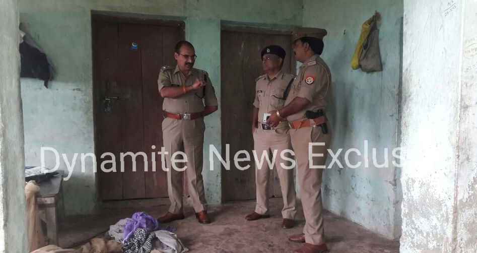 घटनास्थल पर मौजूद पुलिस अधिकारी 