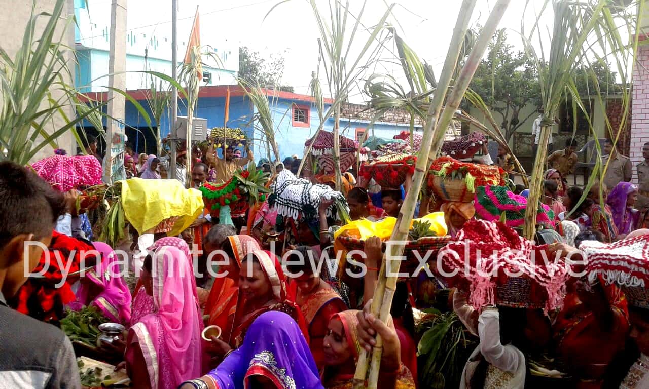 छठ पूजा को जाती महिलाएं 