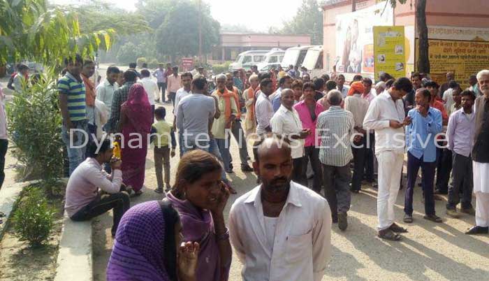 युवक की मौत के बाद उमड़ी ग्रामीणों की भीड़