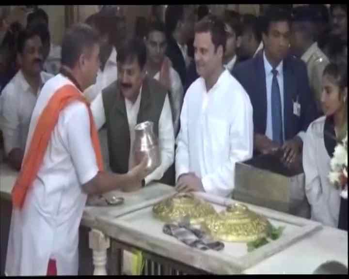 सोमनाथ मंदिर में पूजा-अर्चना करते राहुल