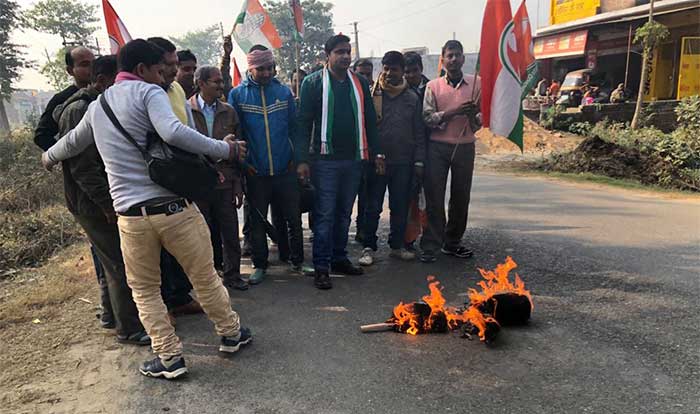 एक्ट्रेस और सांसद हेमामालिनी का पुलता फूंकते कांग्रेसी