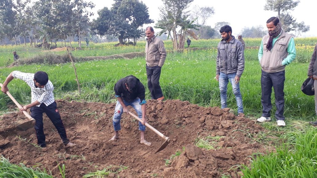 शव दफनाने के लिये खुदायी करते ग्रामीण