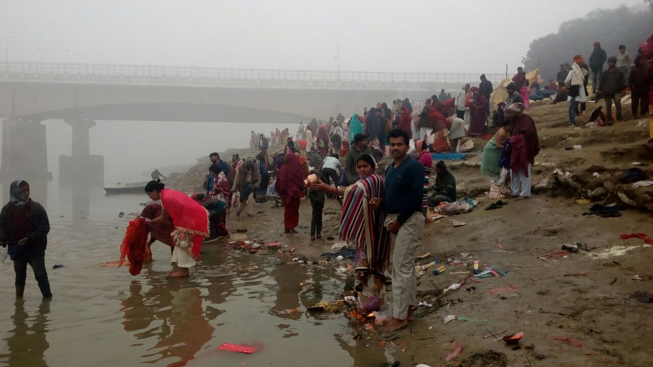 राप्ती घाट पर स्नान करते लोग