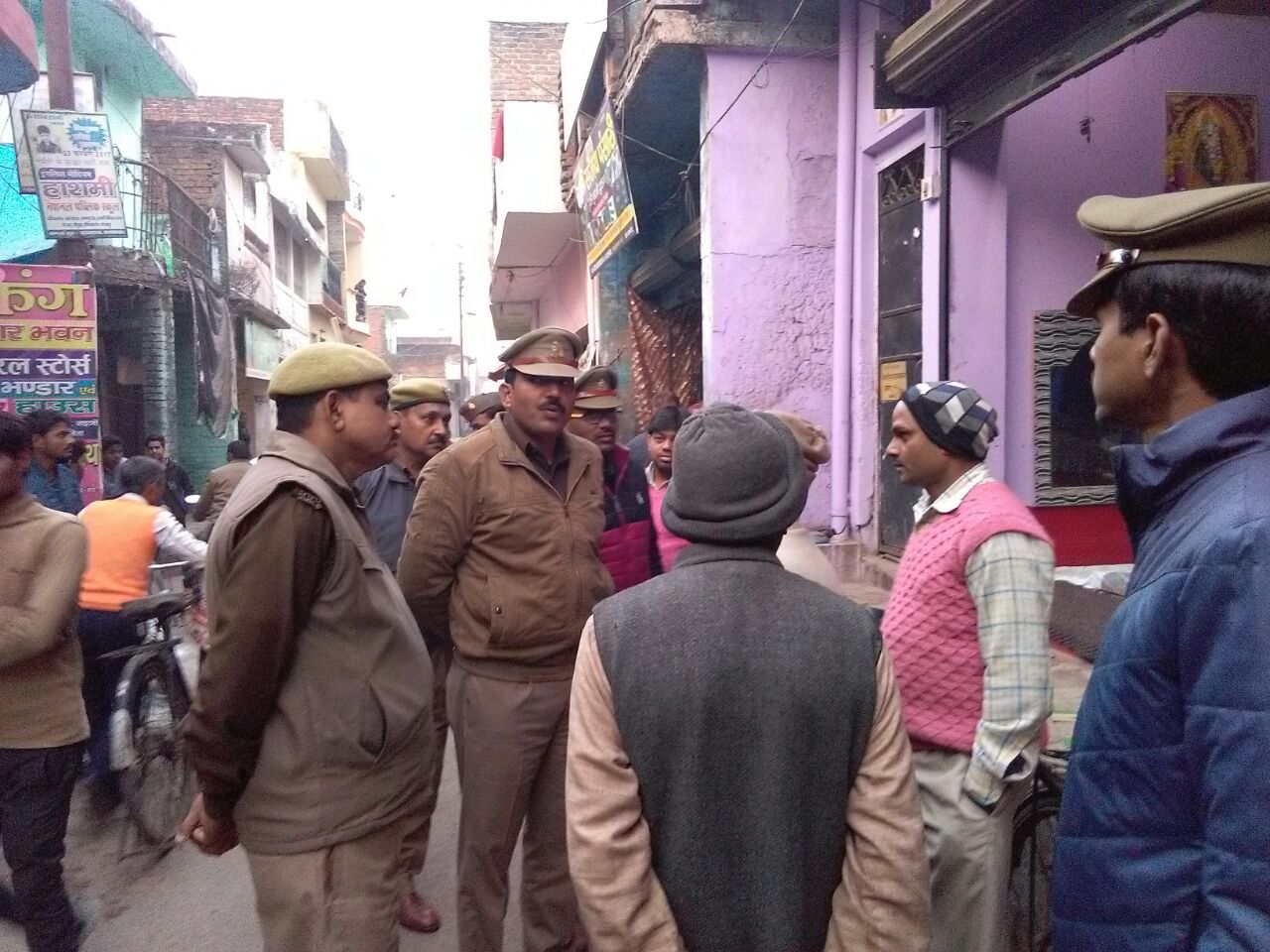 लोगों से बातचीत करते पुलिस अधिकारी