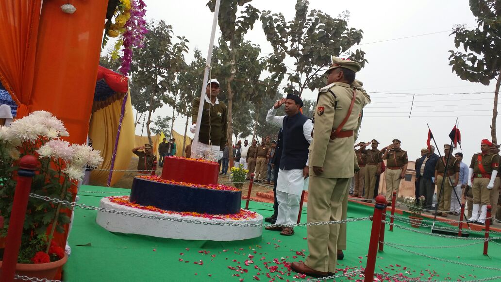  ध्वजारोहण के बाद ध्वज को सलामी देते सांसद पंकज चौधरी