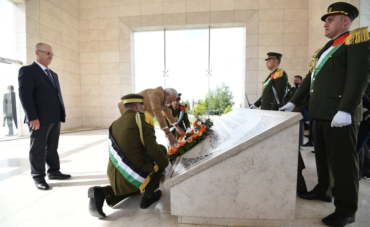  Narendra Modi laying wreath