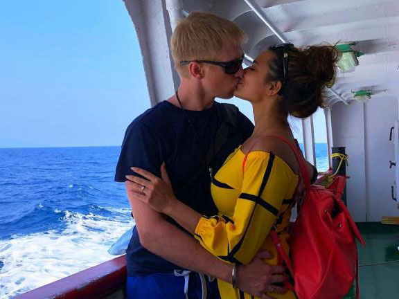 Aashka Goradia kissing her husband 