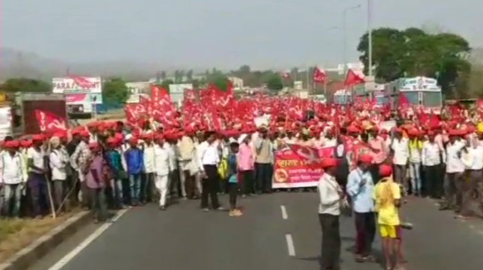 मुंबई की तरफ कूच करती किसान रैली 