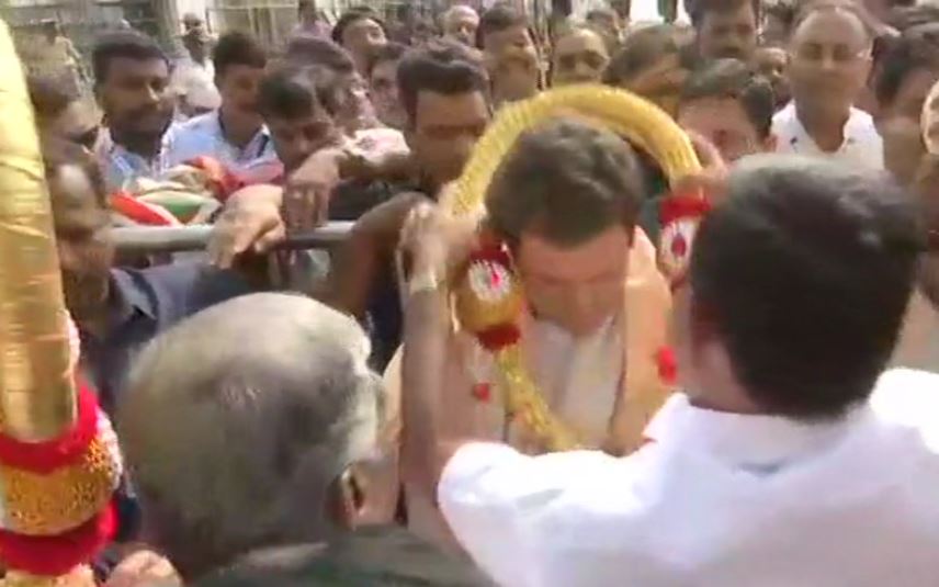 मंदिर में पूजा-अर्चना करते राहुल