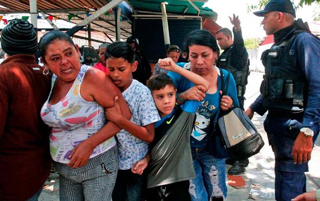 Police officers disperse the relatives of prisoners 