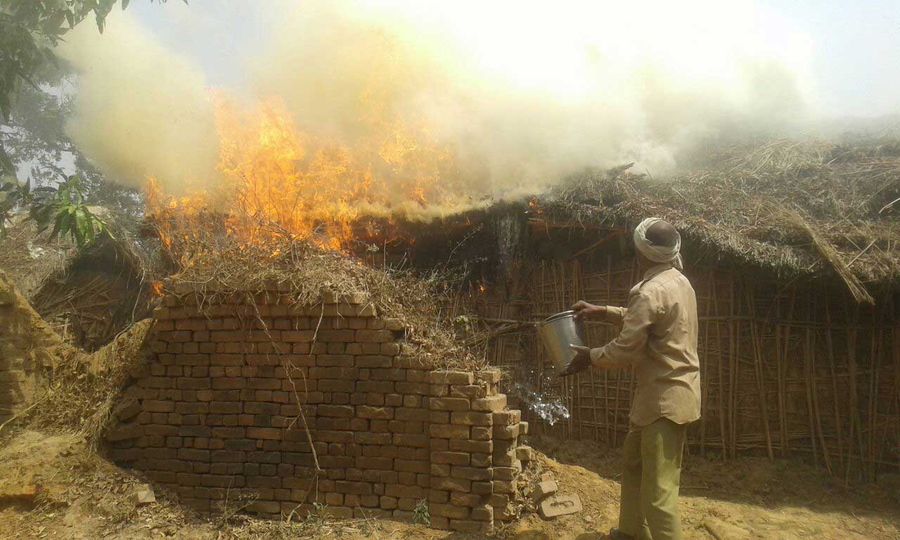 आग बुझाते ग्रामीण 