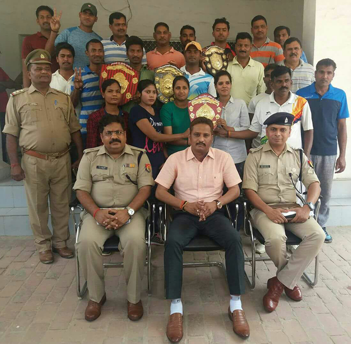 प्रतियोगिता के विजेता व पुलिस अफसर