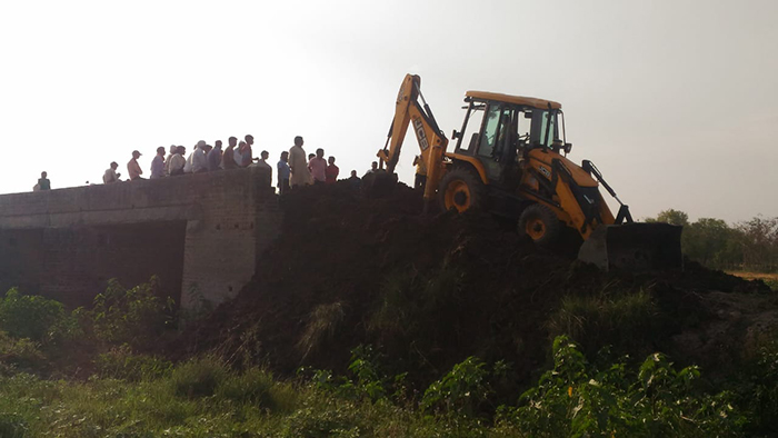 कार्य को  रोकते ग्रामीण