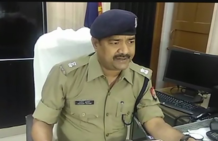 घटना की जानकारी देते पुलिस अधिकारी